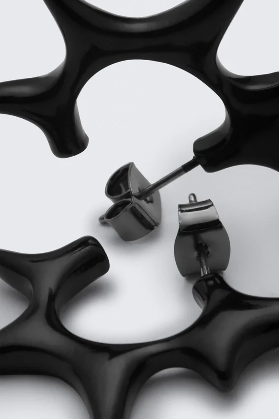 Pendientes de aro con puntas – Negro Pendientes de aro con puntas – Negro