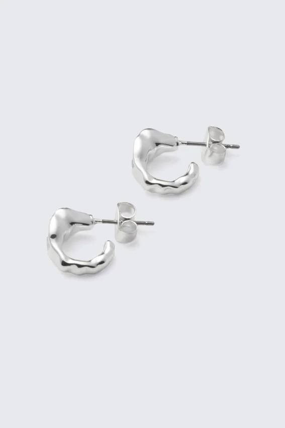 Pendientes de aro mini irregulares – Plata Pendientes de aro mini irregulares – Plata