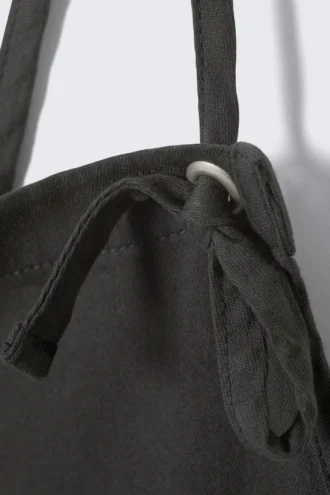 Peto de denim con lazo – Negro