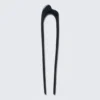 Pin escultural de metal – Gris carbón Pin escultural de metal – Gris carbón