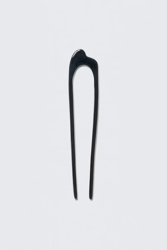 Pin escultural de metal – Gris carbón Pin escultural de metal – Gris carbón