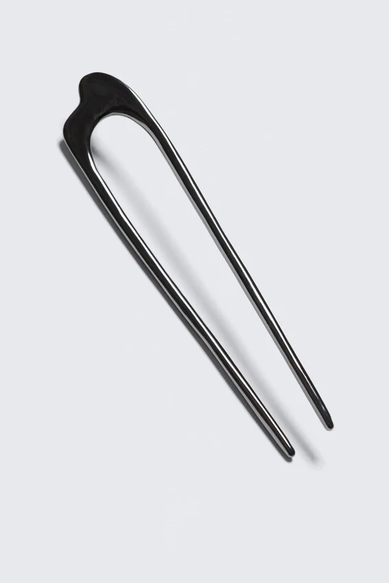 Pin escultural de metal – Gris carbón Pin escultural de metal – Gris carbón