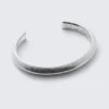 Pulsera de bucle abierto – Plata oxidada Pulsera de bucle abierto – Plata oxidada