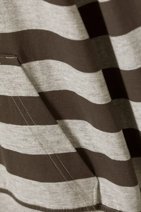 Sudadera con capucha ajustada de jersey de algodón – Rayas grises y marrón oscuro Sudadera con capucha ajustada de jersey de algodón – Rayas grises y marrón oscuro