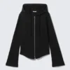 Sudadera con capucha ajustada y cremallera – Negro Sudadera con capucha ajustada y cremallera – Negro