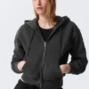 Sudadera con capucha ajustada y cremallera – Negro lavado