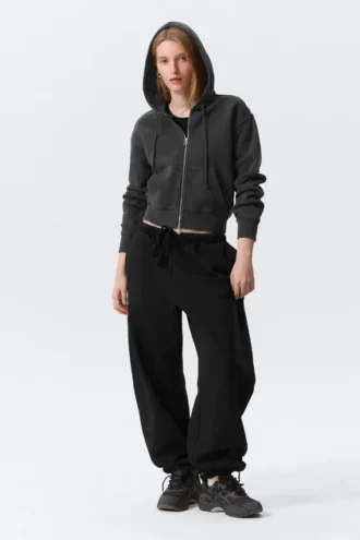 Sudadera con capucha ajustada y cremallera – Negro lavado