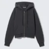 Sudadera con capucha ajustada y cremallera – Negro lavado