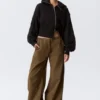 Sudadera con capucha asimétrica y cremallera corta – Negro