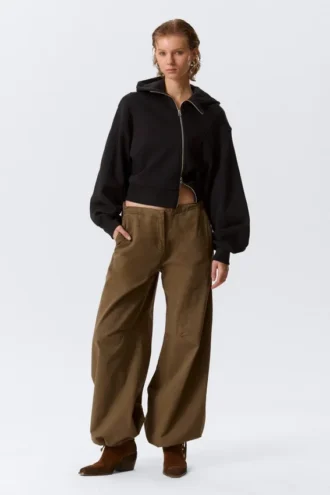 Sudadera con capucha asimétrica y cremallera corta – Negro