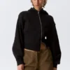 Sudadera con capucha asimétrica y cremallera corta – Negro