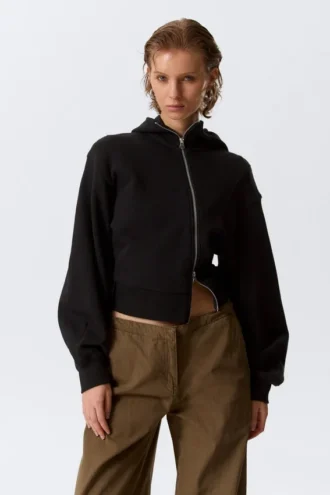 Sudadera con capucha asimétrica y cremallera corta – Negro
