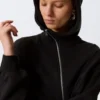 Sudadera con capucha asimétrica y cremallera corta – Negro