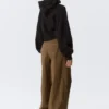 Sudadera con capucha asimétrica y cremallera corta – Negro