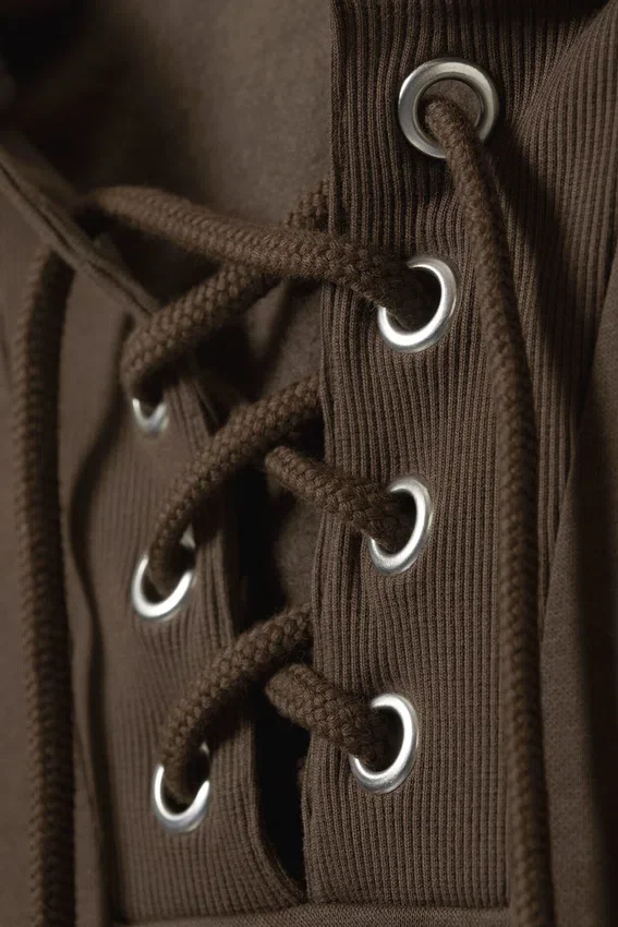 Sudadera con capucha corta y cordón – Marrón oscuro Sudadera con capucha corta y cordón – Marrón oscuro