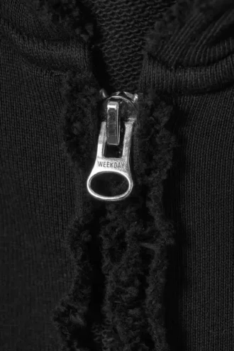 Sudadera con capucha, cremallera, corte oversize y deshilachados – Negro