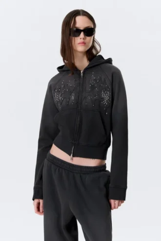 Sudadera con capucha, cremallera y estampados con tachuelas, corte entallado – Negro lavado con tachuelas