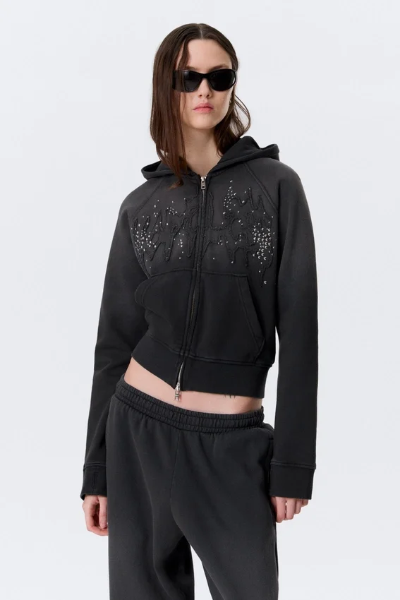 Sudadera con capucha, cremallera y estampados con tachuelas, corte entallado – Negro lavado con tachuelas Sudadera con capucha, cremallera y estampados con tachuelas, corte entallado – Negro lavado con tachuelas