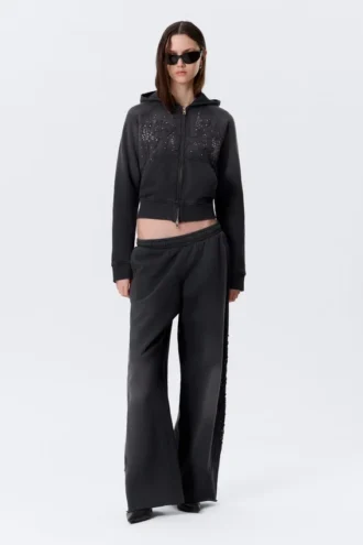 Sudadera con capucha, cremallera y estampados con tachuelas, corte entallado – Negro lavado con tachuelas