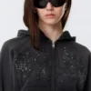 Sudadera con capucha, cremallera y estampados con tachuelas, corte entallado – Negro lavado con tachuelas Sudadera con capucha, cremallera y estampados con tachuelas, corte entallado – Negro lavado con tachuelas