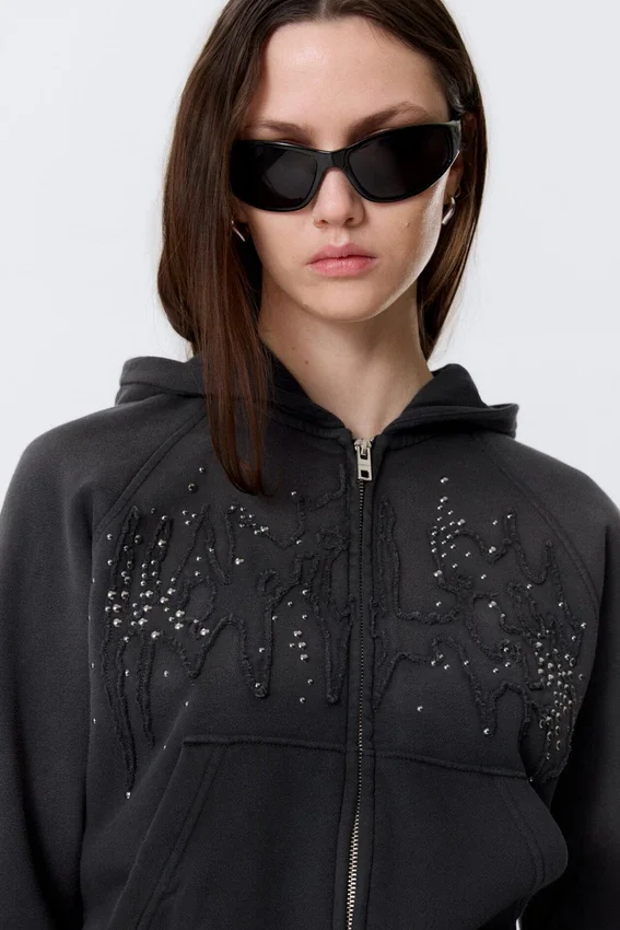Sudadera con capucha, cremallera y estampados con tachuelas, corte entallado – Negro lavado con tachuelas Sudadera con capucha, cremallera y estampados con tachuelas, corte entallado – Negro lavado con tachuelas