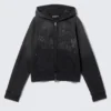 Sudadera con capucha, cremallera y estampados con tachuelas, corte entallado – Negro lavado con tachuelas Sudadera con capucha, cremallera y estampados con tachuelas, corte entallado – Negro lavado con tachuelas