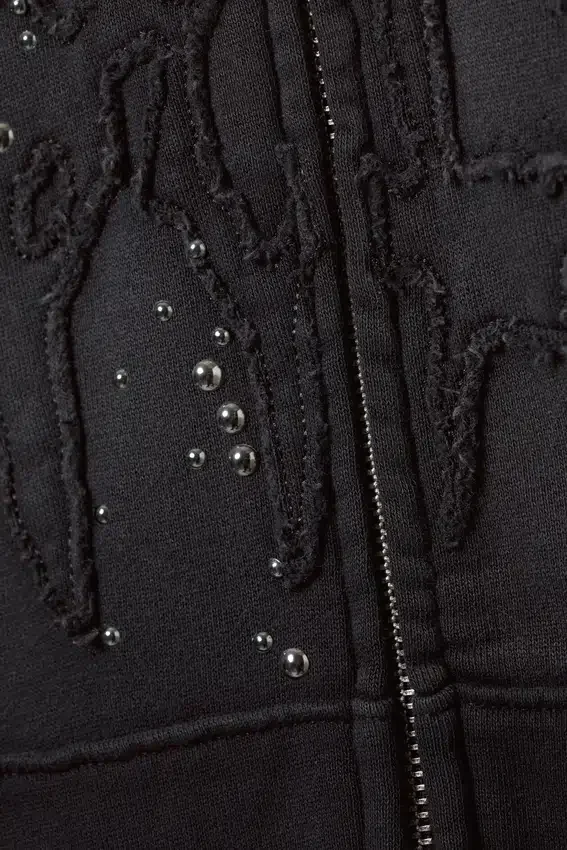 Sudadera con capucha, cremallera y estampados con tachuelas, corte entallado – Negro lavado con tachuelas Sudadera con capucha, cremallera y estampados con tachuelas, corte entallado – Negro lavado con tachuelas