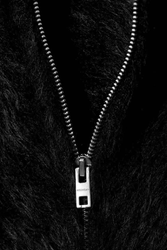 Sudadera con capucha, cremallera y tejido de punto peludo de corte recto – Negro Sudadera con capucha, cremallera y tejido de punto peludo de corte recto – Negro