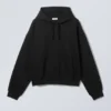 Sudadera con capucha de corte recto y tejido grueso – Negro Sudadera con capucha de corte recto y tejido grueso – Negro