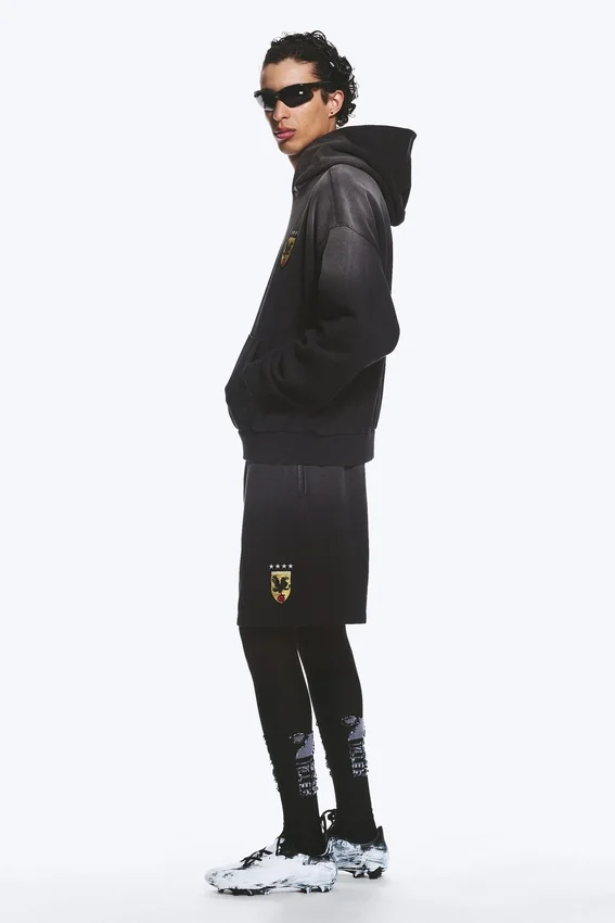 Sudadera con capucha de fútbol de corte holgado Toffs – Negro oscuro Sudadera con capucha de fútbol de corte holgado Toffs – Negro oscuro