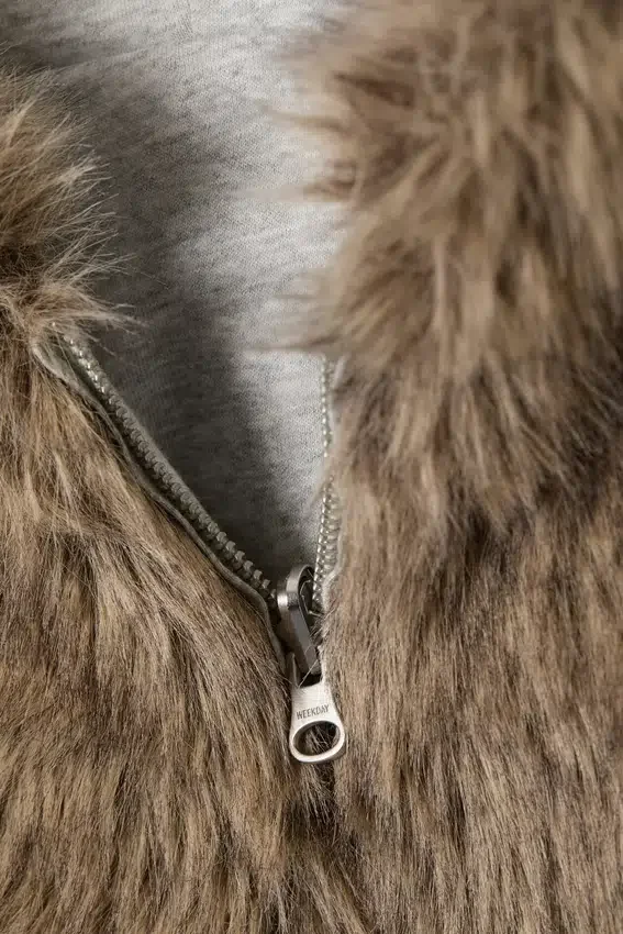 Sudadera con capucha reversible de pelo sintético con cremallera – Gris jaspeado y marrón Sudadera con capucha reversible de pelo sintético con cremallera – Gris jaspeado y marrón