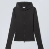 Sudadera con capucha y cremallera ajustada Liah – Negro