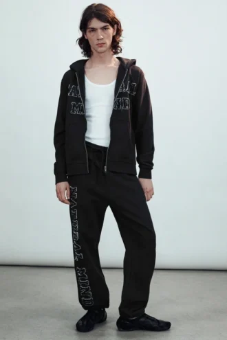 Sudadera con capucha y cremallera bordada Mechatok – Negro