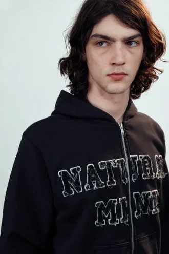 Sudadera con capucha y cremallera bordada Mechatok – Negro