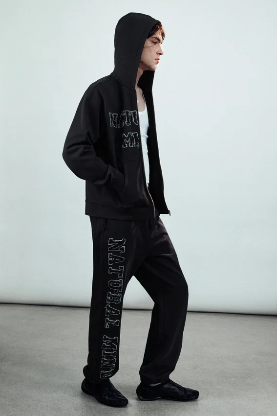 Sudadera con capucha y cremallera bordada Mechatok – Negro Sudadera con capucha y cremallera bordada Mechatok – Negro