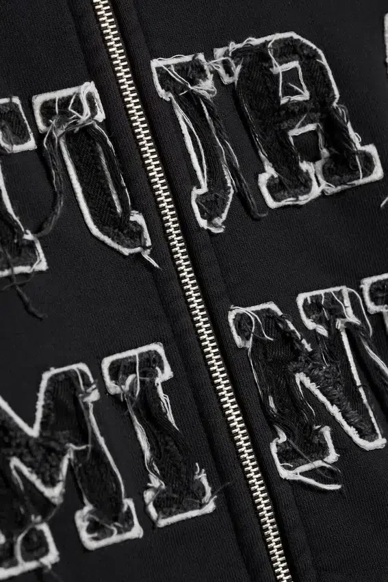 Sudadera con capucha y cremallera bordada Mechatok – Negro Sudadera con capucha y cremallera bordada Mechatok – Negro