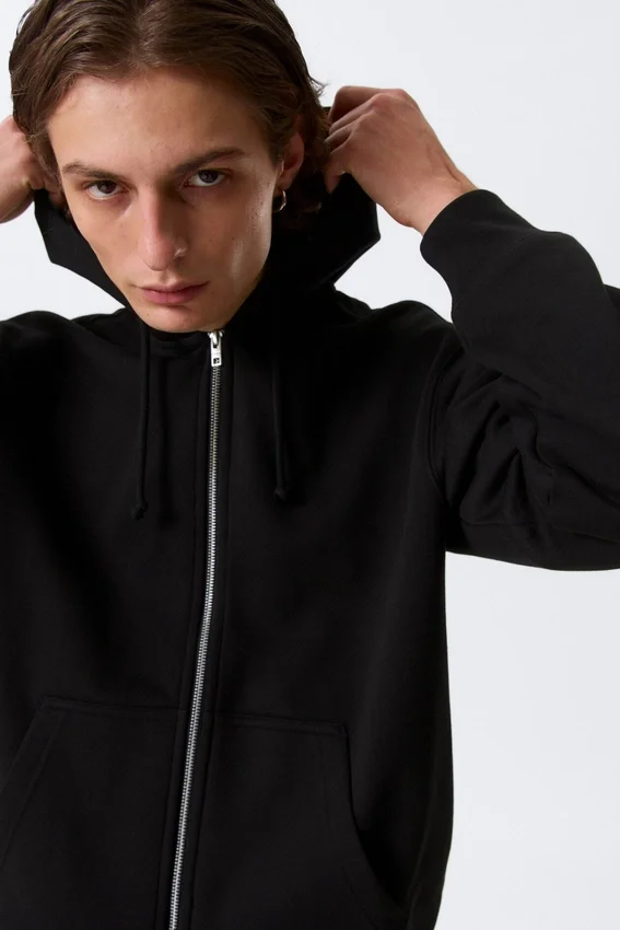 Sudadera con capucha y cremallera clásica – Negro Sudadera con capucha y cremallera clásica – Negro