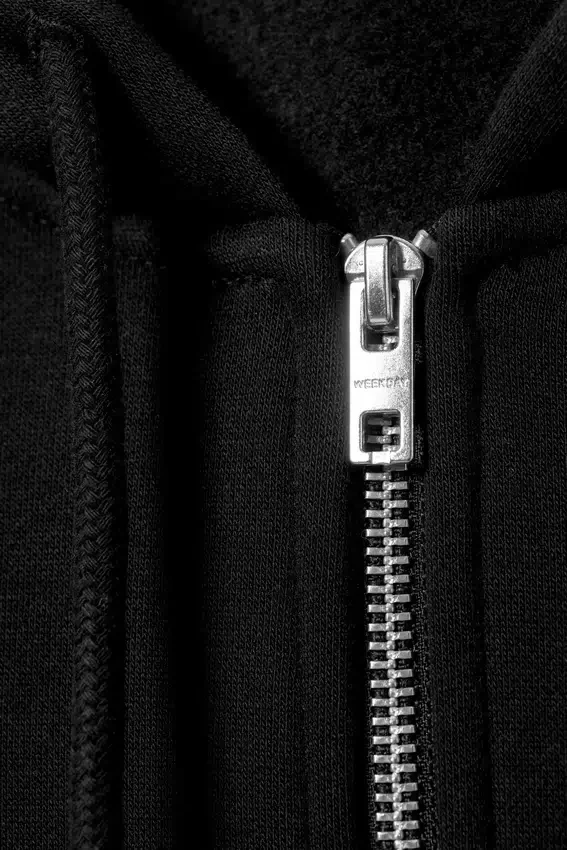 Sudadera con capucha y cremallera clásica – Negro Sudadera con capucha y cremallera clásica – Negro