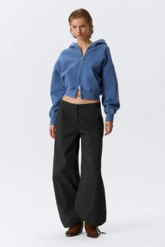 Sudadera con capucha y cremallera, corte recto y largo corto – Azul lavado