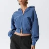 Sudadera con capucha y cremallera, corte recto y largo corto – Azul lavado Sudadera con capucha y cremallera, corte recto y largo corto – Azul lavado