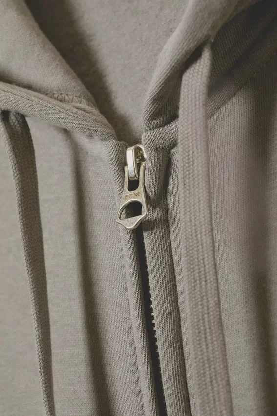 Sudadera con capucha y cremallera de corte recto y peso medio – Gris polvoriento Sudadera con capucha y cremallera de corte recto y peso medio – Gris polvoriento