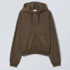 Sudadera con capucha y cremallera de corte recto y peso medio – Marrón oscuro Sudadera con capucha y cremallera de corte recto y peso medio – Marrón oscuro