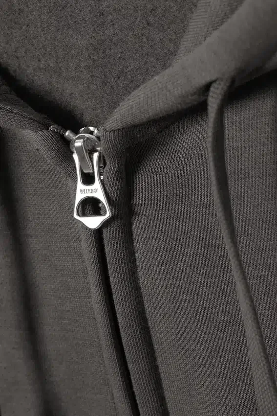 Sudadera con capucha y cremallera de corte recto y peso medio – negro mate Sudadera con capucha y cremallera de corte recto y peso medio – negro mate