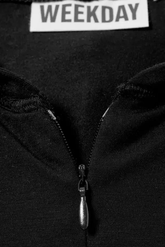 Sudadera con capucha y cremallera de lyocell de corte entallado – Negro Sudadera con capucha y cremallera de lyocell de corte entallado – Negro