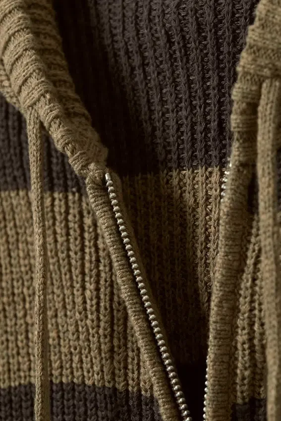 Sudadera con capucha y cremallera de punto, corte entallado – Rayas marrones y gris oscuro Sudadera con capucha y cremallera de punto, corte entallado – Rayas marrones y gris oscuro