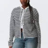 Sudadera con capucha y cremallera de punto de corte entallado – Rayas blancas y negras Sudadera con capucha y cremallera de punto de corte entallado – Rayas blancas y negras