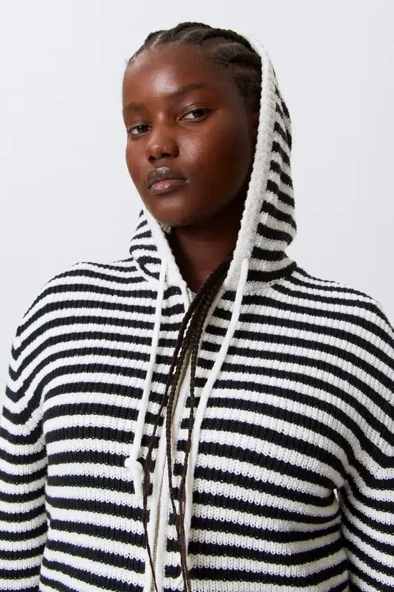 Sudadera con capucha y cremallera de punto de corte entallado – Rayas blancas y negras Sudadera con capucha y cremallera de punto de corte entallado – Rayas blancas y negras