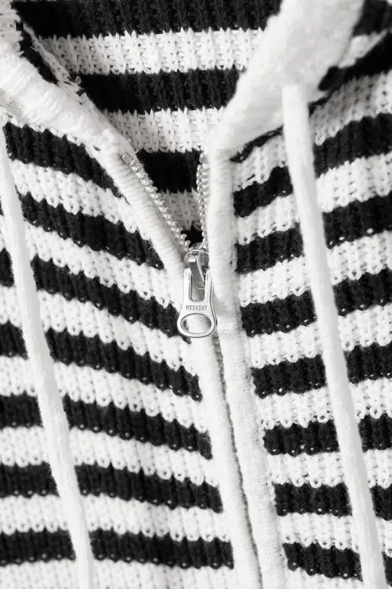 Sudadera con capucha y cremallera de punto de corte entallado – Rayas blancas y negras Sudadera con capucha y cremallera de punto de corte entallado – Rayas blancas y negras