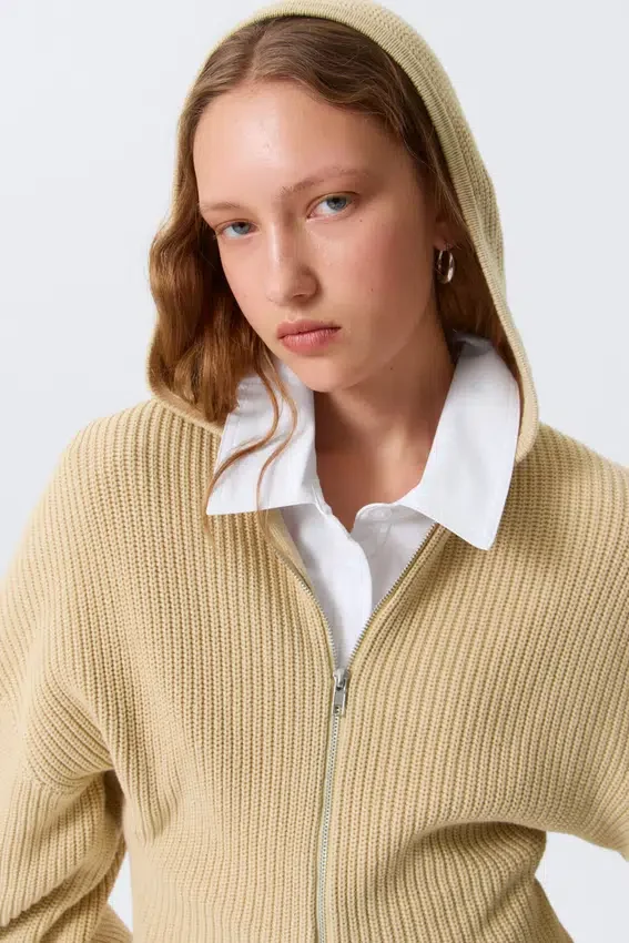 Sudadera con capucha y cremallera larga de punto – Beige Sudadera con capucha y cremallera larga de punto – Beige