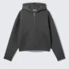 Sudadera con capucha y cremallera Simon Con estampados Scuba – Gris oscuro – Bordada Sudadera con capucha y cremallera Simon Con estampados Scuba – Gris oscuro – Bordada